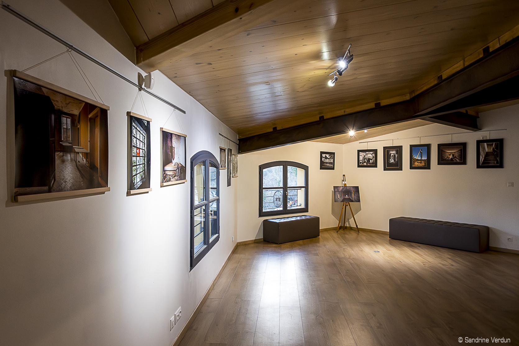 Espace d'exposition d'art dans le caveau du Château Cabezac Vignoble Enguenya, lieu de culture et de dégustation à Bize-Minervois