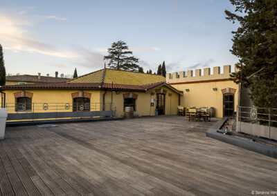 Grande terrasse du Château Cabezac Vignoble Enguenya pour les after work vigneron et les soirées musicales en plein air