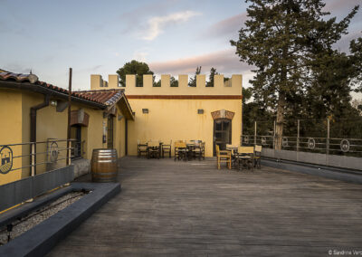 Grande terrasse du Château Cabezac Vignoble Enguenya pour les after work vigneron et les soirées musicales en plein air